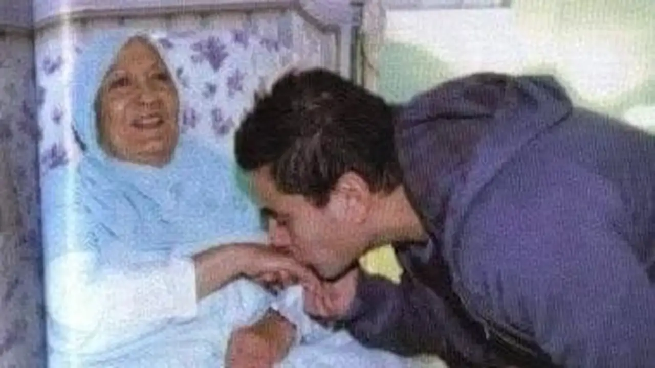 صورة نادرة.. كواليس زيارة الهضبة عمرو دياب لمنزل العندليب عبد الحليم حافظ